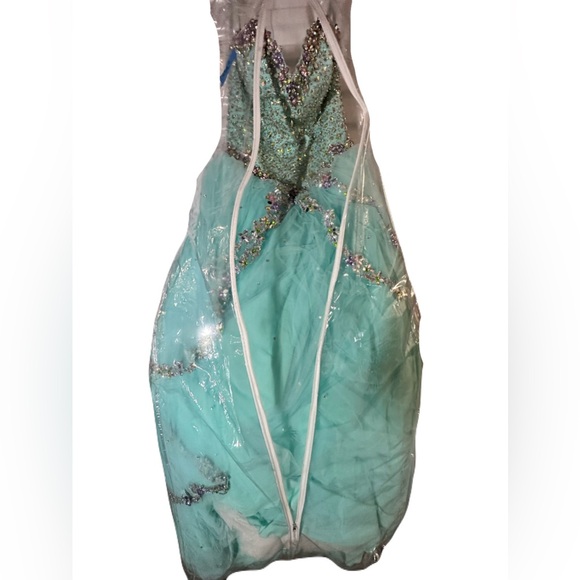 ๐NWT Vizcaya MoriLee by Madeline Gardener Ball Gown Size 8 ๐ - Picture 7 of 10